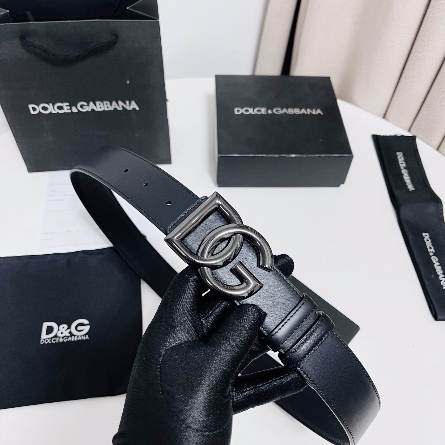 DG 新款 以甄选小牛皮精制的品牌标识腰带,为造型增添鲜明格调。 • 黑色 • 腰带宽度 3.5 厘米 • DG 交叉标 DG 新款 以甄选小牛皮精制的品牌标识腰带,为造型增添鲜明格调。 • 黑色 • 腰带宽度 3.5 厘米 • DG 交叉标