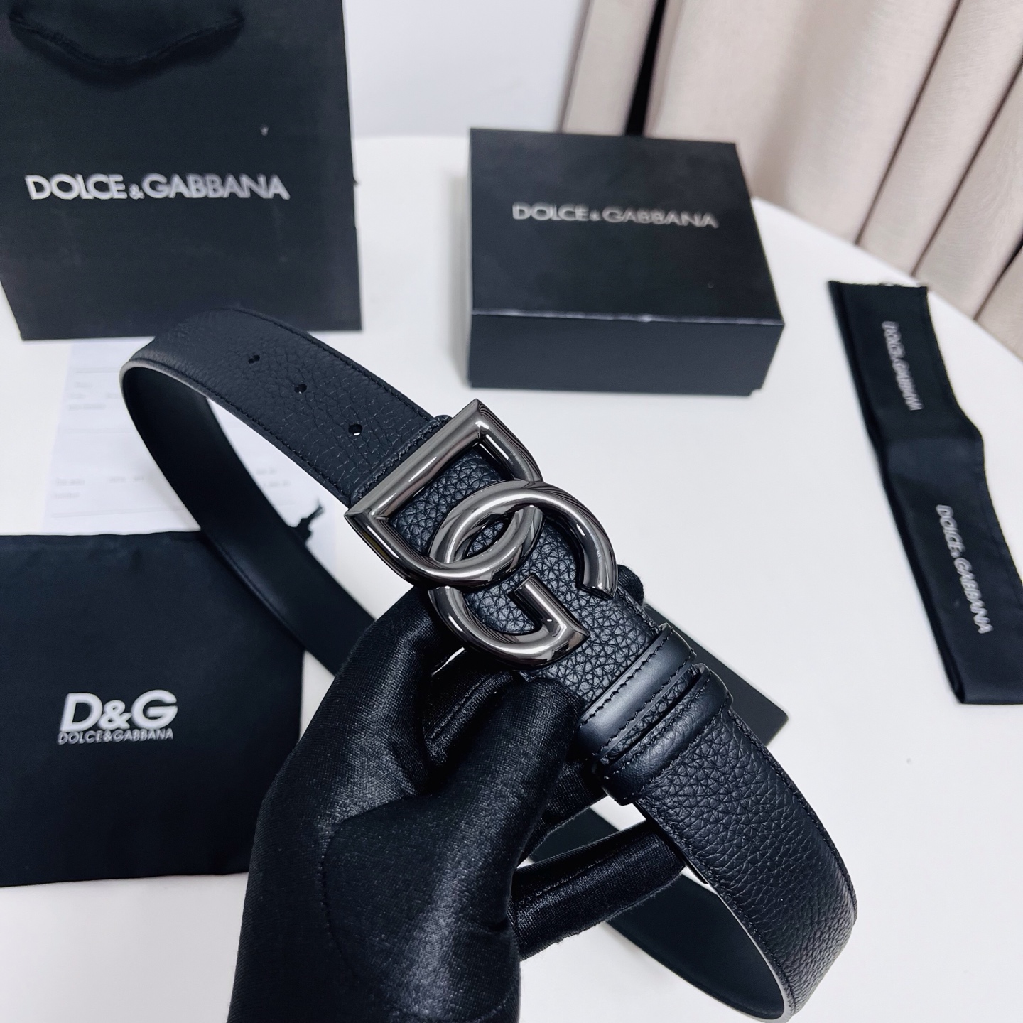 DG 新款 以甄选小牛皮精制的品牌标识腰带,为造型增添鲜明格调。 • 黑色 • 腰带宽度 3.5 厘米 • DG 交叉标 DG 新款 以甄选小牛皮精制的品牌标识腰带,为造型增添鲜明格调。 • 黑色 • 腰带宽度 3.5 厘米 • DG 交叉标