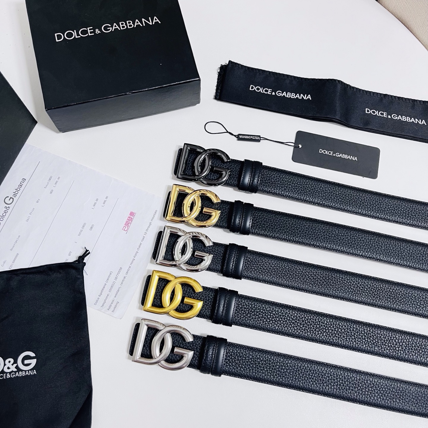 DG 新款 以甄选小牛皮精制的品牌标识腰带,为造型增添鲜明格调。 • 黑色 • 腰带宽度 3.5 厘米 • DG 交叉标 DG 新款 以甄选小牛皮精制的品牌标识腰带,为造型增添鲜明格调。 • 黑色 • 腰带宽度 3.5 厘米 • DG 交叉标