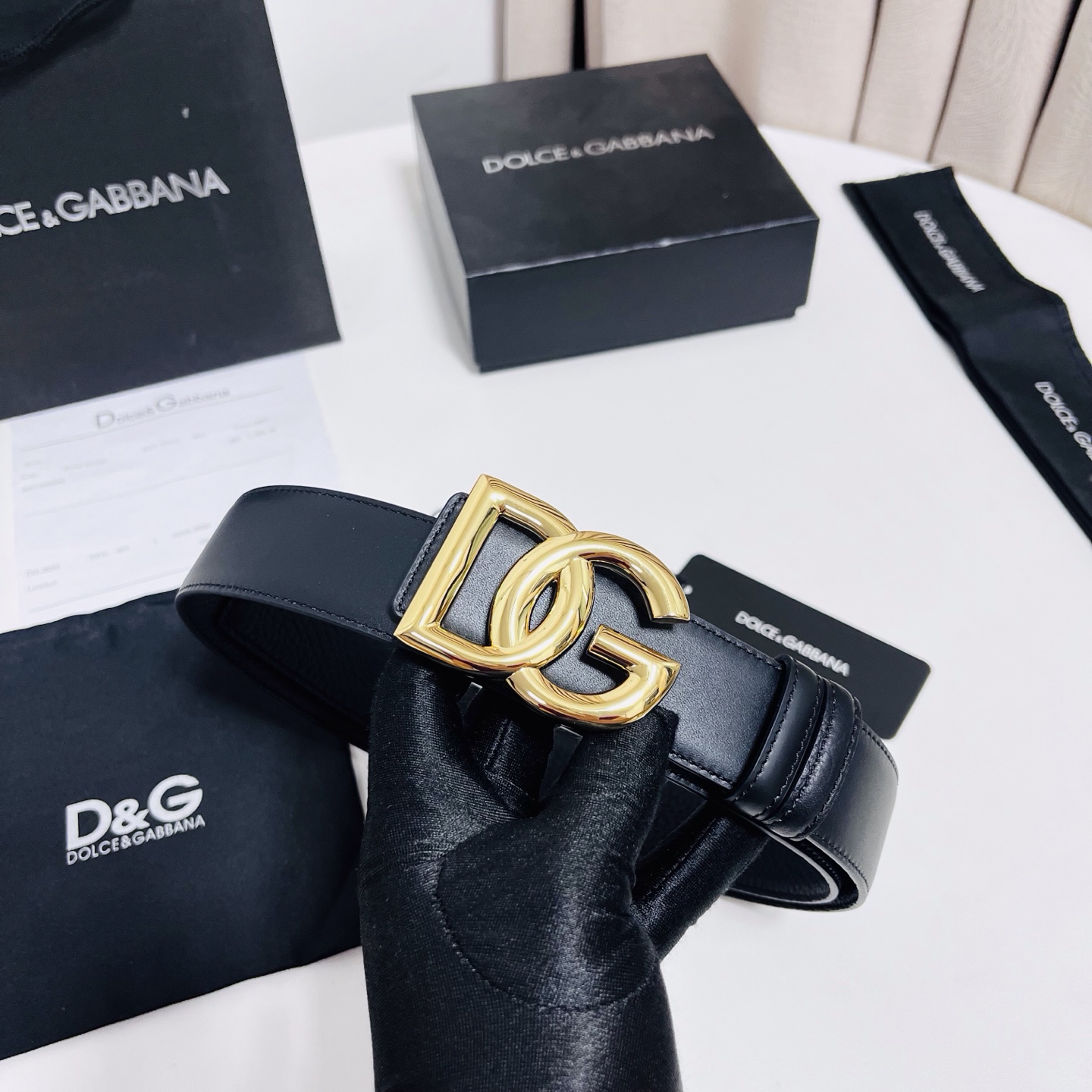 DG 新款 以甄选小牛皮精制的品牌标识腰带，为造型增添鲜明格调。 • 黑色 • 腰带宽度 3.5 厘米 • DG 交叉标