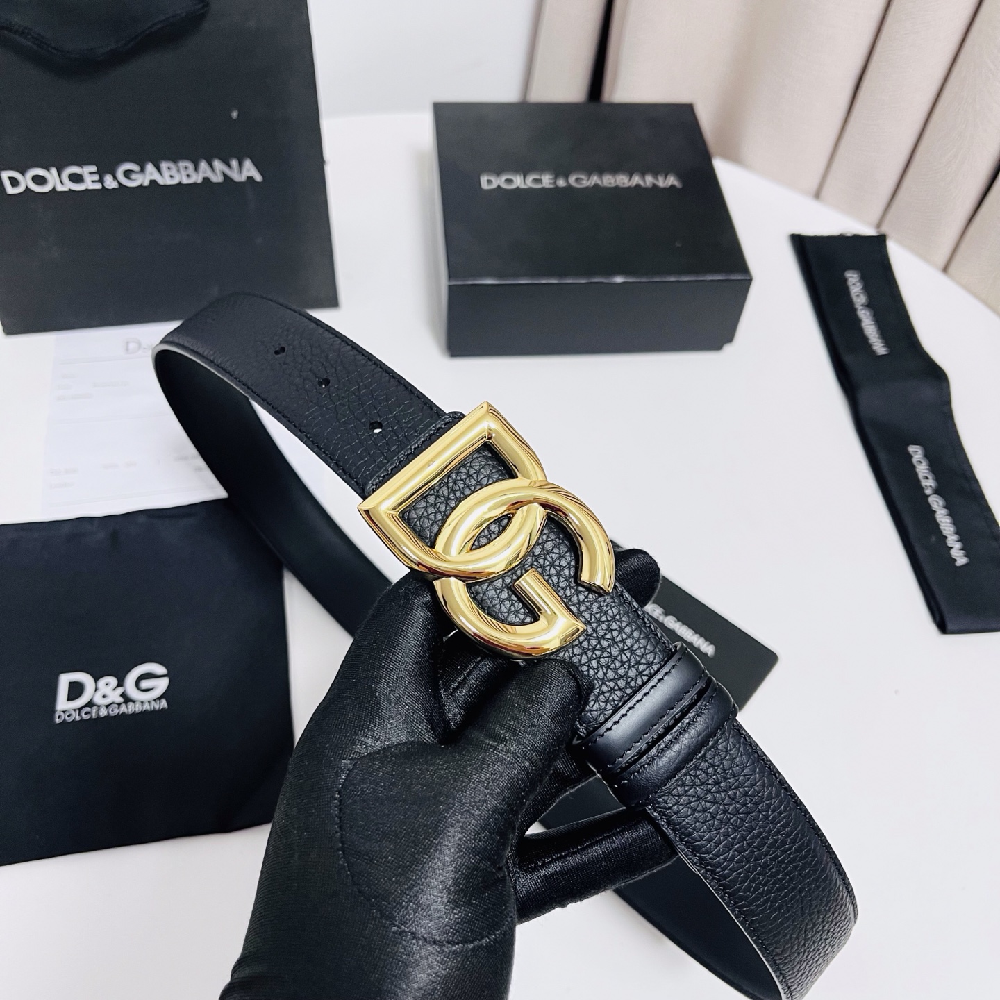 DG 新款 以甄选小牛皮精制的品牌标识腰带，为造型增添鲜明格调。 • 黑色 • 腰带宽度 3.5 厘米 • DG 交叉标