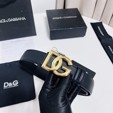 DG 新款 以甄选小牛皮精制的品牌标识腰带,为造型增添鲜明格调。 • 黑色 • 腰带宽度 3.5 厘米 • DG 交叉标 DG 新款 以甄选小牛皮精制的品牌标识腰带,为造型增添鲜明格调。 • 黑色 • 腰带宽度 3.5 厘米 • DG 交叉标