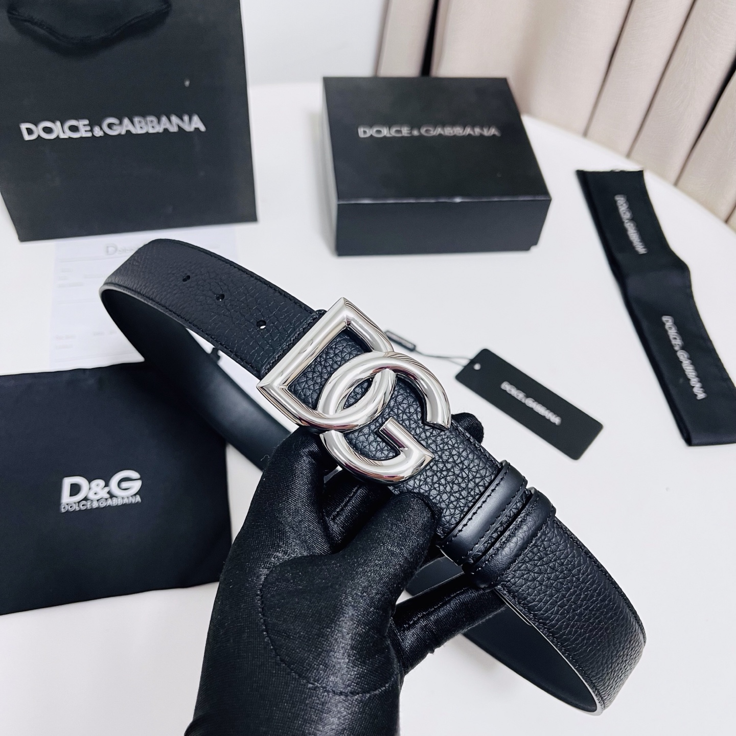 DG 新款 以甄选小牛皮精制的品牌标识腰带,为造型增添鲜明格调。 • 黑色 • 腰带宽度 3.5 厘米 • DG 交叉标 DG 新款 以甄选小牛皮精制的品牌标识腰带,为造型增添鲜明格调。 • 黑色 • 腰带宽度 3.5 厘米 • DG 交叉标