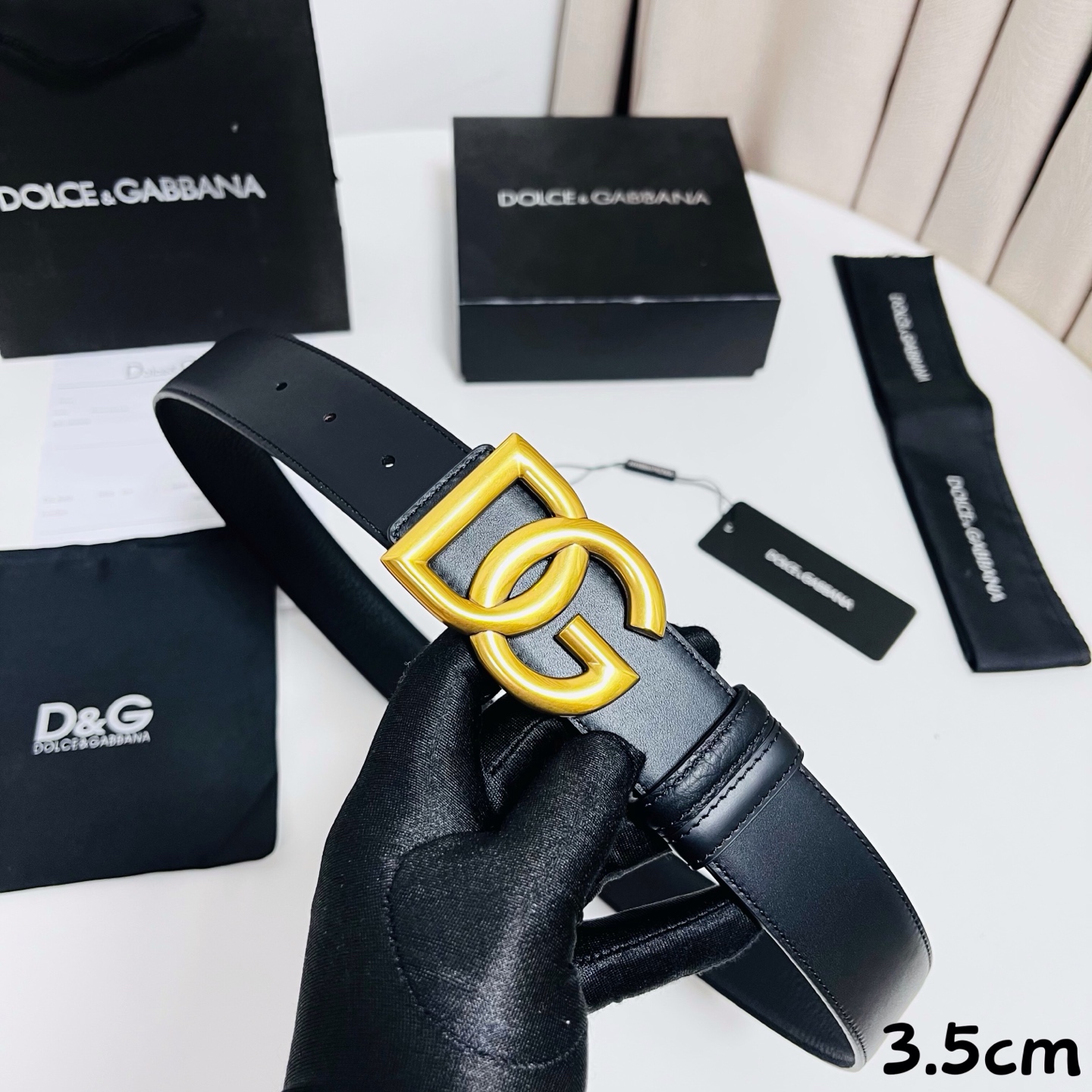 DG 新款 以甄选小牛皮精制的品牌标识腰带,为造型增添鲜明格调。 • 黑色 • 腰带宽度 3.5 厘米 • DG 交叉标 DG 新款 以甄选小牛皮精制的品牌标识腰带,为造型增添鲜明格调。 • 黑色 • 腰带宽度 3.5 厘米 • DG 交叉标