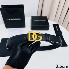DG 新款 以甄选小牛皮精制的品牌标识腰带,为造型增添鲜明格调。 • 黑色 • 腰带宽度 3.5 厘米 • DG 交叉标 DG 新款 以甄选小牛皮精制的品牌标识腰带,为造型增添鲜明格调。 • 黑色 • 腰带宽度 3.5 厘米 • DG 交叉标