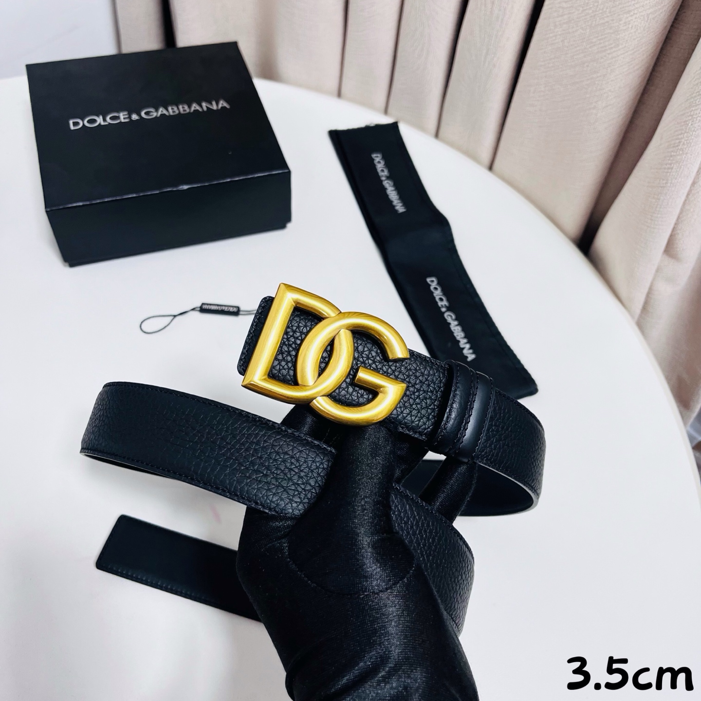 DG 新款 以甄选小牛皮精制的品牌标识腰带,为造型增添鲜明格调。 • 黑色 • 腰带宽度 3.5 厘米 • DG 交叉标 DG 新款 以甄选小牛皮精制的品牌标识腰带,为造型增添鲜明格调。 • 黑色 • 腰带宽度 3.5 厘米 • DG 交叉标