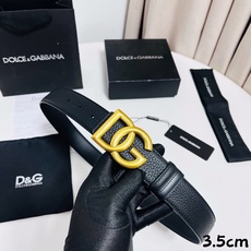 DG 新款 以甄选小牛皮精制的品牌标识腰带,为造型增添鲜明格调。 • 黑色 • 腰带宽度 3.5 厘米 • DG 交叉标 DG 新款 以甄选小牛皮精制的品牌标识腰带,为造型增添鲜明格调。 • 黑色 • 腰带宽度 3.5 厘米 • DG 交叉标