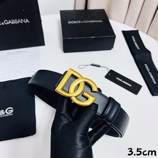 DG 新款 以甄选小牛皮精制的品牌标识腰带,为造型增添鲜明格调。 • 黑色 • 腰带宽度 3.5 厘米 • DG 交叉标 DG 新款 以甄选小牛皮精制的品牌标识腰带,为造型增添鲜明格调。 • 黑色 • 腰带宽度 3.5 厘米 • DG 交叉标