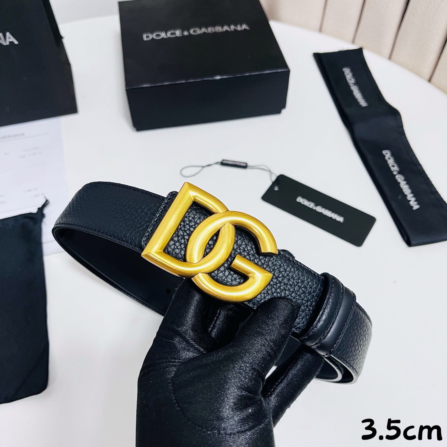 DG 新款 以甄选小牛皮精制的品牌标识腰带,为造型增添鲜明格调。 • 黑色 • 腰带宽度 3.5 厘米 • DG 交叉标 DG 新款 以甄选小牛皮精制的品牌标识腰带,为造型增添鲜明格调。 • 黑色 • 腰带宽度 3.5 厘米 • DG 交叉标