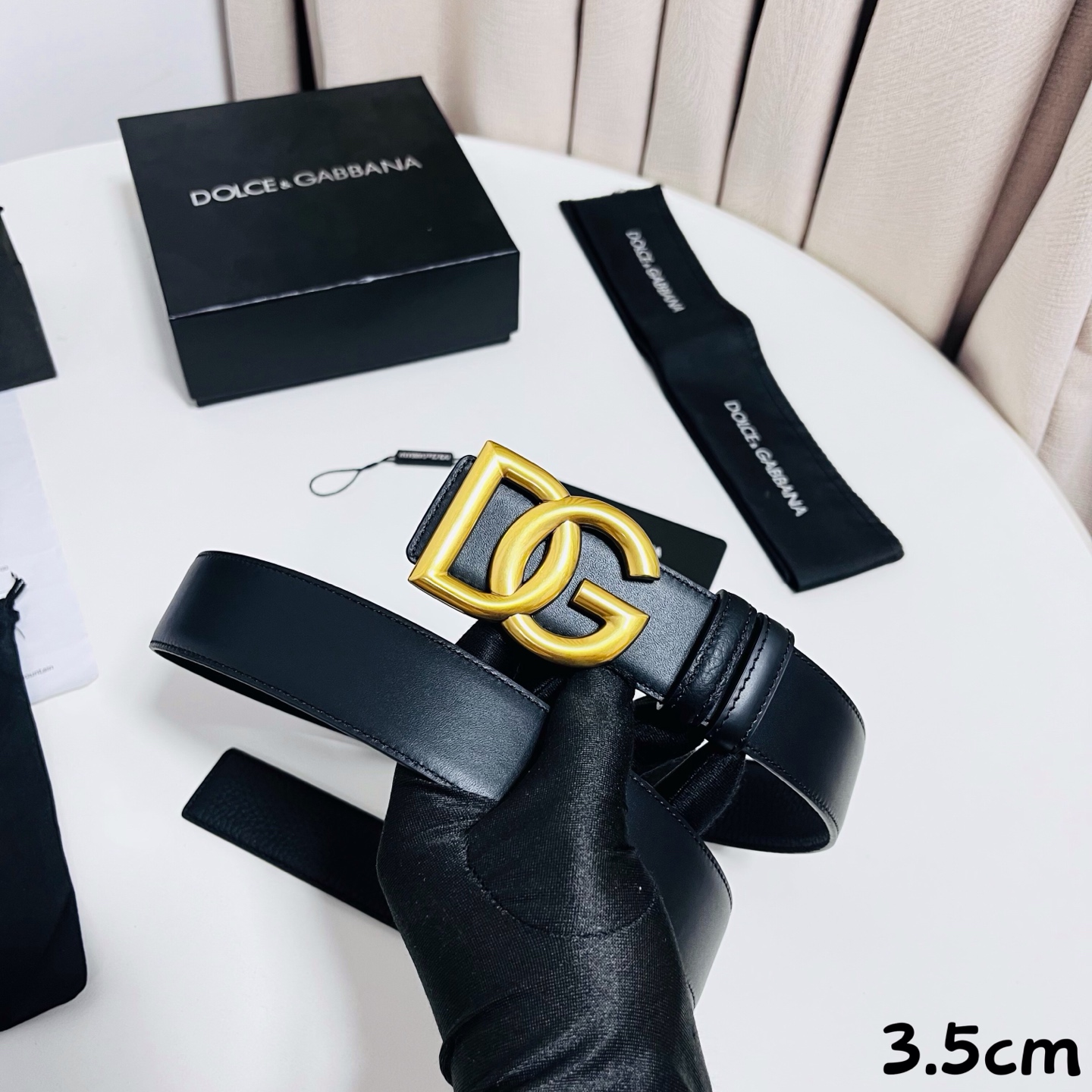 DG 新款 以甄选小牛皮精制的品牌标识腰带,为造型增添鲜明格调。 • 黑色 • 腰带宽度 3.5 厘米 • DG 交叉标 DG 新款 以甄选小牛皮精制的品牌标识腰带,为造型增添鲜明格调。 • 黑色 • 腰带宽度 3.5 厘米 • DG 交叉标