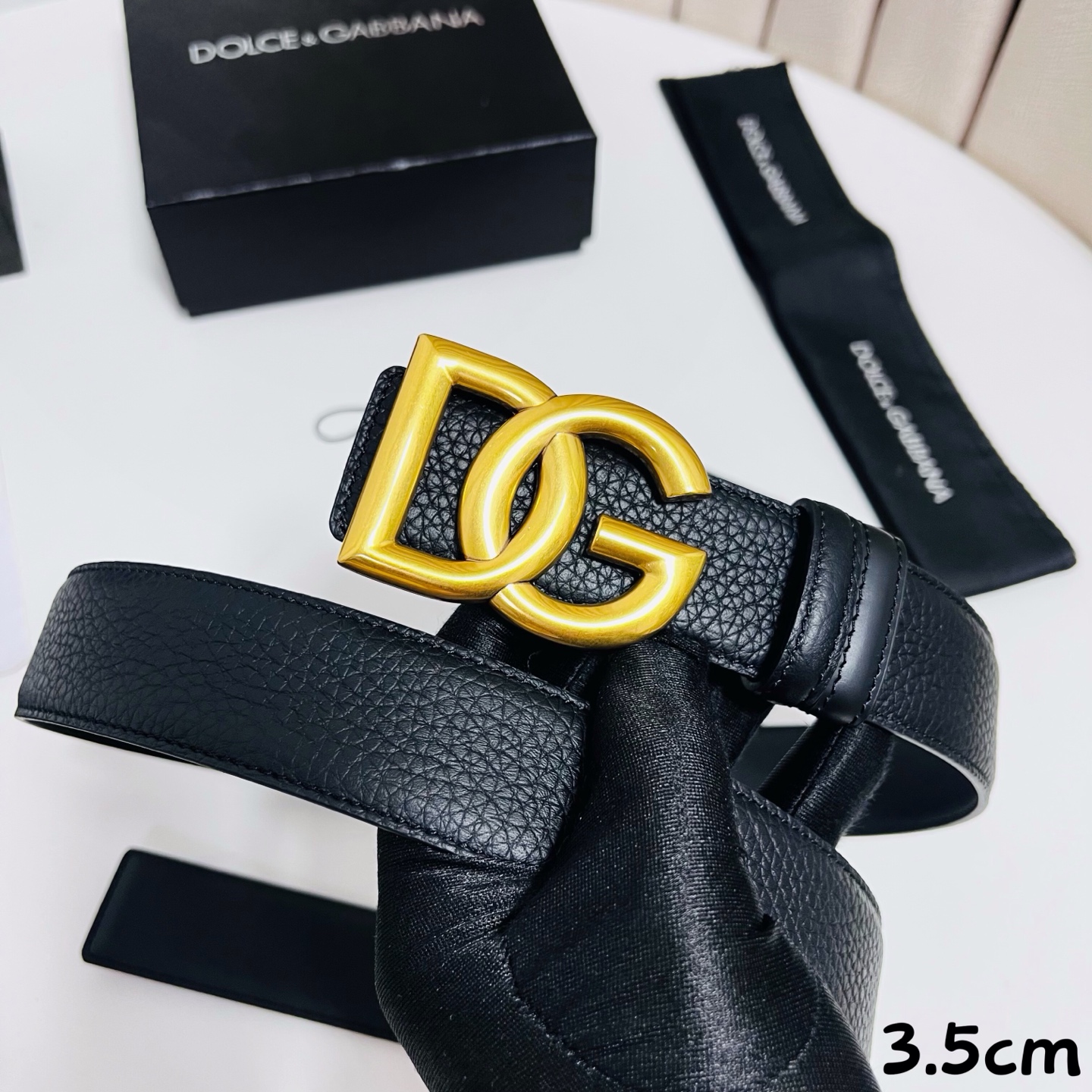 DG 新款 以甄选小牛皮精制的品牌标识腰带,为造型增添鲜明格调。 • 黑色 • 腰带宽度 3.5 厘米 • DG 交叉标 DG 新款 以甄选小牛皮精制的品牌标识腰带,为造型增添鲜明格调。 • 黑色 • 腰带宽度 3.5 厘米 • DG 交叉标