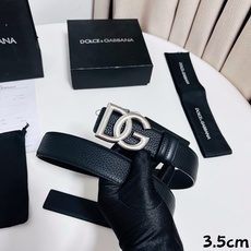 DG 新款 以甄选小牛皮精制的品牌标识腰带,为造型增添鲜明格调。 • 黑色 • 腰带宽度 3.5 厘米 • DG 交叉标 DG 新款 以甄选小牛皮精制的品牌标识腰带,为造型增添鲜明格调。 • 黑色 • 腰带宽度 3.5 厘米 • DG 交叉标