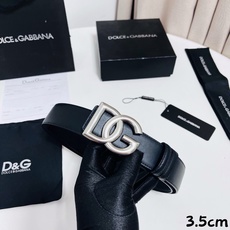 DG 新款 以甄选小牛皮精制的品牌标识腰带,为造型增添鲜明格调。 • 黑色 • 腰带宽度 3.5 厘米 • DG 交叉标 DG 新款 以甄选小牛皮精制的品牌标识腰带,为造型增添鲜明格调。 • 黑色 • 腰带宽度 3.5 厘米 • DG 交叉标