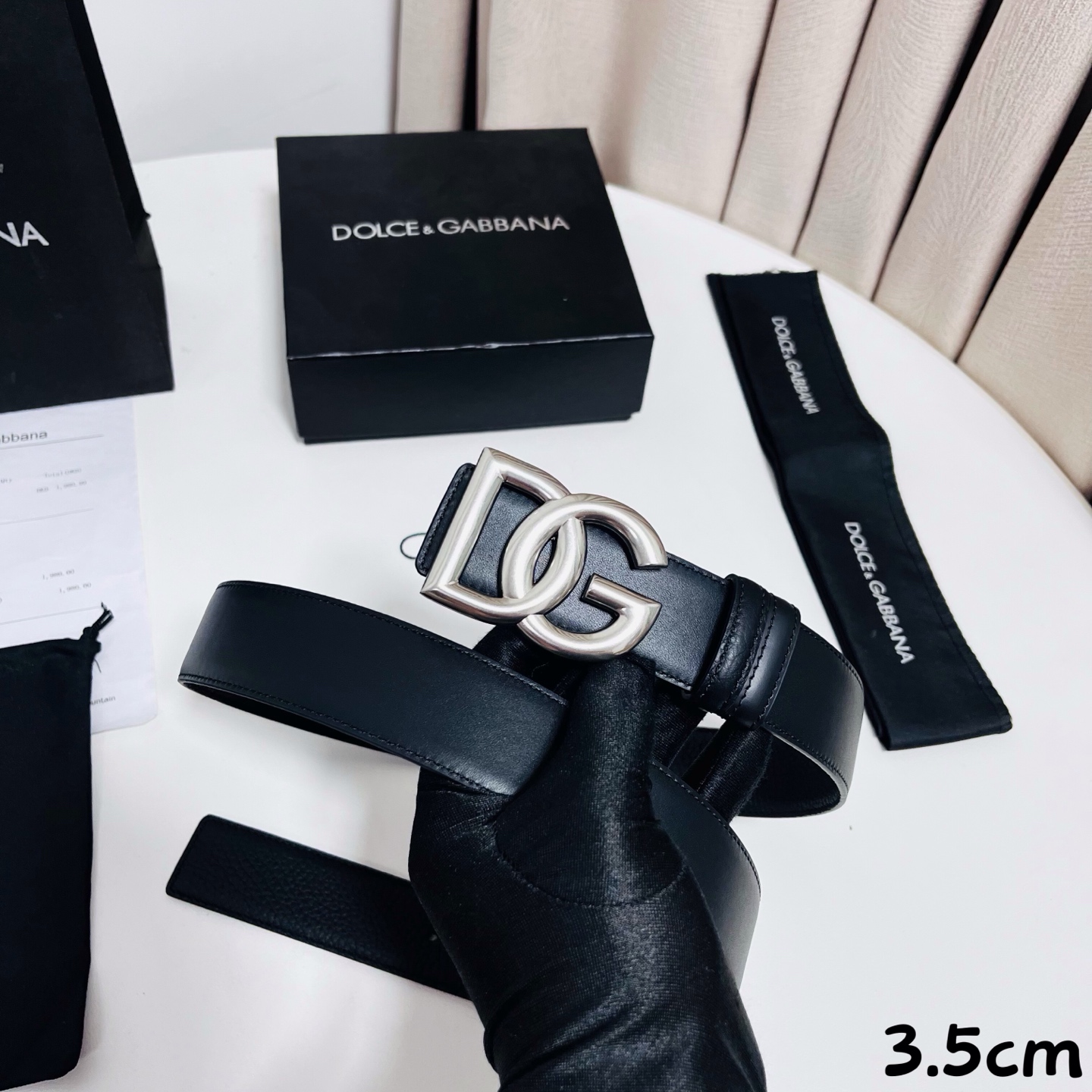 DG 新款 以甄选小牛皮精制的品牌标识腰带,为造型增添鲜明格调。 • 黑色 • 腰带宽度 3.5 厘米 • DG 交叉标 DG 新款 以甄选小牛皮精制的品牌标识腰带,为造型增添鲜明格调。 • 黑色 • 腰带宽度 3.5 厘米 • DG 交叉标
