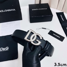 DG 新款 以甄选小牛皮精制的品牌标识腰带,为造型增添鲜明格调。 • 黑色 • 腰带宽度 3.5 厘米 • DG 交叉标 DG 新款 以甄选小牛皮精制的品牌标识腰带,为造型增添鲜明格调。 • 黑色 • 腰带宽度 3.5 厘米 • DG 交叉标