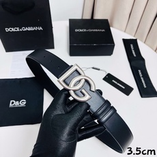 DG 新款 以甄选小牛皮精制的品牌标识腰带,为造型增添鲜明格调。 • 黑色 • 腰带宽度 3.5 厘米 • DG 交叉标 DG 新款 以甄选小牛皮精制的品牌标识腰带,为造型增添鲜明格调。 • 黑色 • 腰带宽度 3.5 厘米 • DG 交叉标
