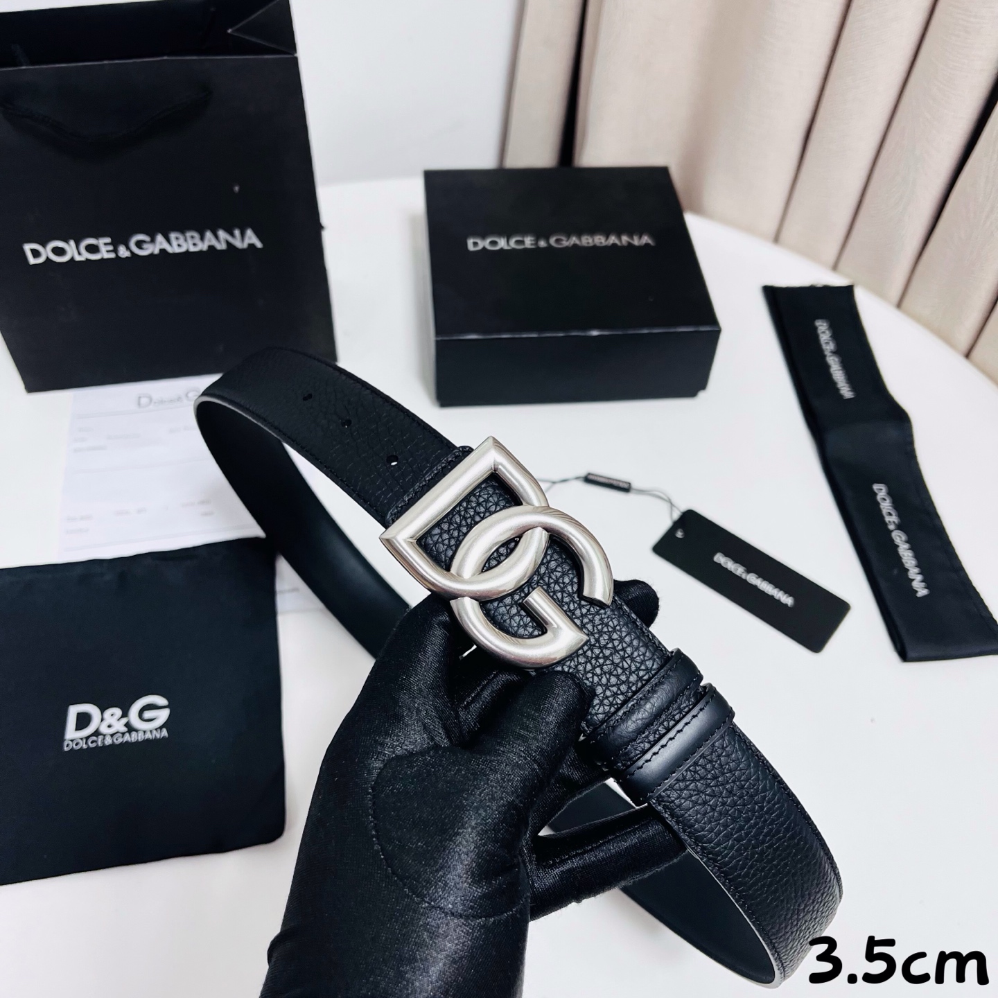 DG 新款 以甄选小牛皮精制的品牌标识腰带,为造型增添鲜明格调。 • 黑色 • 腰带宽度 3.5 厘米 • DG 交叉标 DG 新款 以甄选小牛皮精制的品牌标识腰带,为造型增添鲜明格调。 • 黑色 • 腰带宽度 3.5 厘米 • DG 交叉标