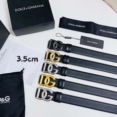 DG 新款 以甄选小牛皮精制的品牌标识腰带,为造型增添鲜明格调。 • 黑色 • 腰带宽度 3.5 厘米 • DG 交叉标 DG 新款 以甄选小牛皮精制的品牌标识腰带,为造型增添鲜明格调。 • 黑色 • 腰带宽度 3.5 厘米 • DG 交叉标