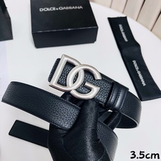 DG 新款 以甄选小牛皮精制的品牌标识腰带,为造型增添鲜明格调。 • 黑色 • 腰带宽度 3.5 厘米 • DG 交叉标 DG 新款 以甄选小牛皮精制的品牌标识腰带,为造型增添鲜明格调。 • 黑色 • 腰带宽度 3.5 厘米 • DG 交叉标