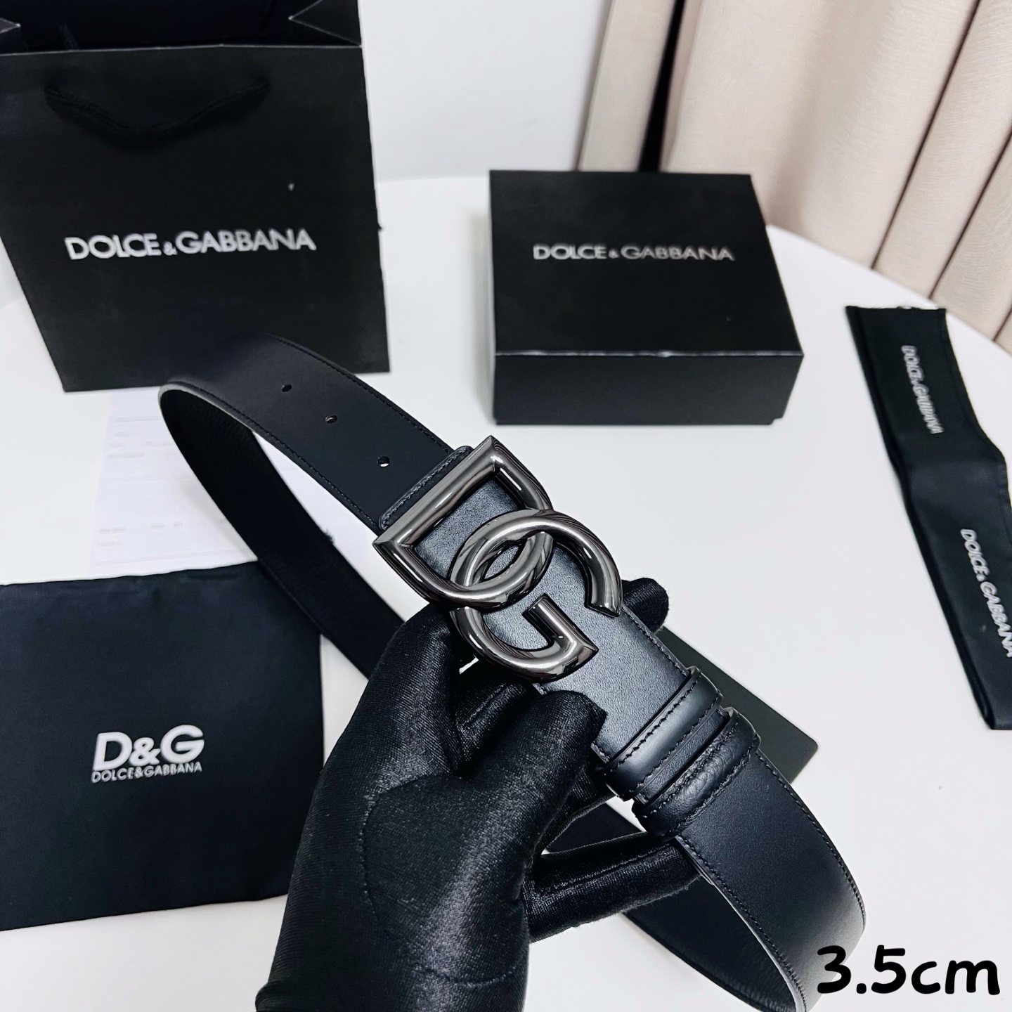 DG 新款 以甄选小牛皮精制的品牌标识腰带,为造型增添鲜明格调。 • 黑色 • 腰带宽度 3.5 厘米 • DG 交叉标 DG 新款 以甄选小牛皮精制的品牌标识腰带,为造型增添鲜明格调。 • 黑色 • 腰带宽度 3.5 厘米 • DG 交叉标