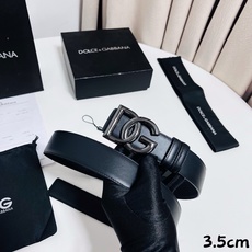 DG 新款 以甄选小牛皮精制的品牌标识腰带,为造型增添鲜明格调。 • 黑色 • 腰带宽度 3.5 厘米 • DG 交叉标 DG 新款 以甄选小牛皮精制的品牌标识腰带,为造型增添鲜明格调。 • 黑色 • 腰带宽度 3.5 厘米 • DG 交叉标