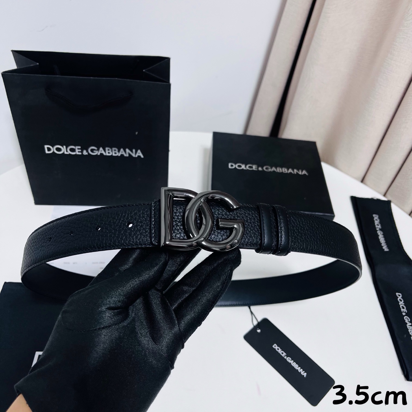 DG 新款 以甄选小牛皮精制的品牌标识腰带,为造型增添鲜明格调。 • 黑色 • 腰带宽度 3.5 厘米 • DG 交叉标 DG 新款 以甄选小牛皮精制的品牌标识腰带,为造型增添鲜明格调。 • 黑色 • 腰带宽度 3.5 厘米 • DG 交叉标