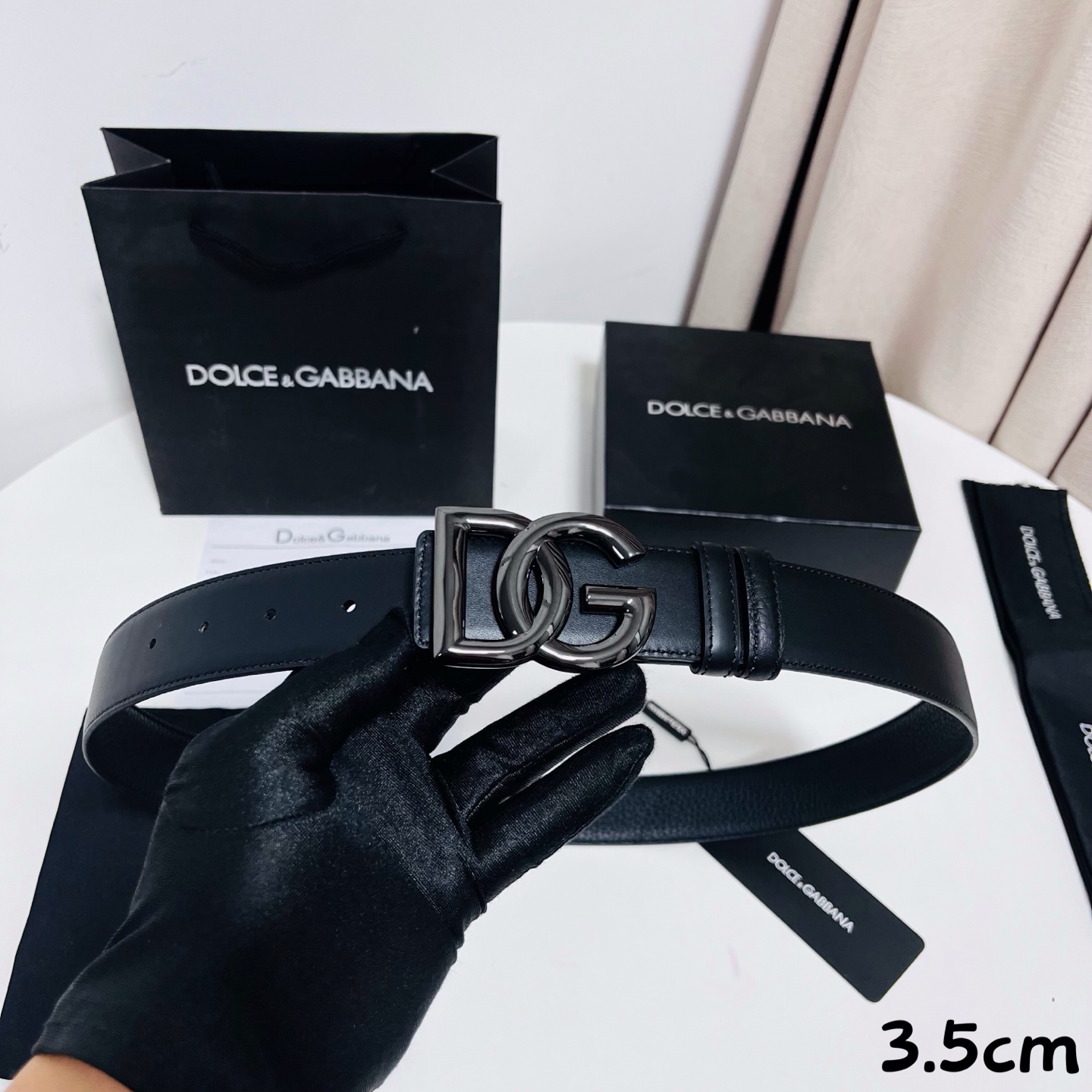 DG 新款 以甄选小牛皮精制的品牌标识腰带,为造型增添鲜明格调。 • 黑色 • 腰带宽度 3.5 厘米 • DG 交叉标 DG 新款 以甄选小牛皮精制的品牌标识腰带,为造型增添鲜明格调。 • 黑色 • 腰带宽度 3.5 厘米 • DG 交叉标
