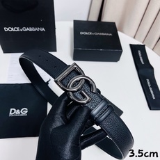 DG 新款 以甄选小牛皮精制的品牌标识腰带,为造型增添鲜明格调。 • 黑色 • 腰带宽度 3.5 厘米 • DG 交叉标 DG 新款 以甄选小牛皮精制的品牌标识腰带,为造型增添鲜明格调。 • 黑色 • 腰带宽度 3.5 厘米 • DG 交叉标