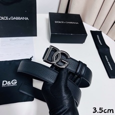 DG 新款 以甄选小牛皮精制的品牌标识腰带,为造型增添鲜明格调。 • 黑色 • 腰带宽度 3.5 厘米 • DG 交叉标 DG 新款 以甄选小牛皮精制的品牌标识腰带,为造型增添鲜明格调。 • 黑色 • 腰带宽度 3.5 厘米 • DG 交叉标