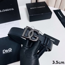 DG 新款 以甄选小牛皮精制的品牌标识腰带,为造型增添鲜明格调。 • 黑色 • 腰带宽度 3.5 厘米 • DG 交叉标 DG 新款 以甄选小牛皮精制的品牌标识腰带,为造型增添鲜明格调。 • 黑色 • 腰带宽度 3.5 厘米 • DG 交叉标