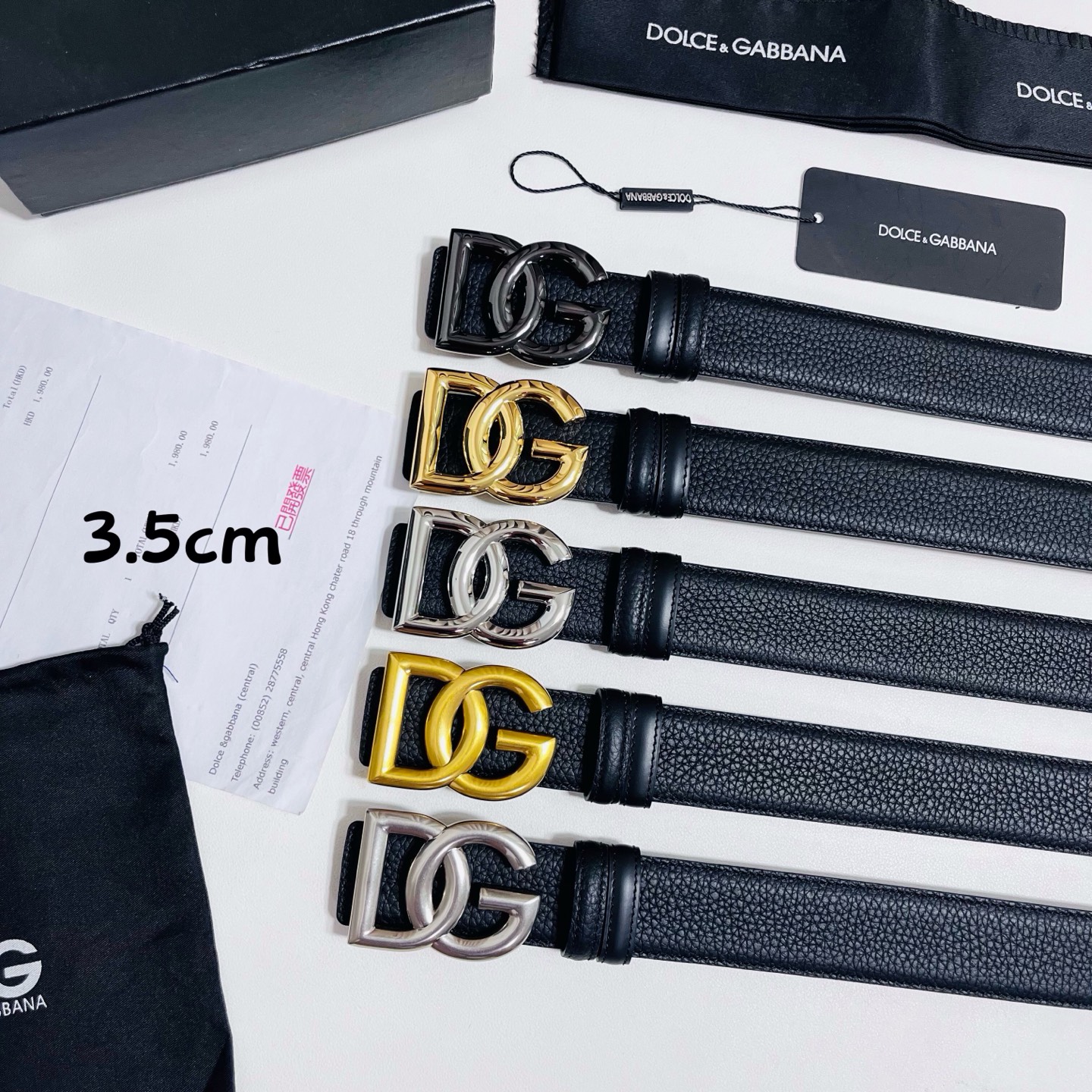 DG 新款 以甄选小牛皮精制的品牌标识腰带,为造型增添鲜明格调。 • 黑色 • 腰带宽度 3.5 厘米 • DG 交叉标 DG 新款 以甄选小牛皮精制的品牌标识腰带,为造型增添鲜明格调。 • 黑色 • 腰带宽度 3.5 厘米 • DG 交叉标