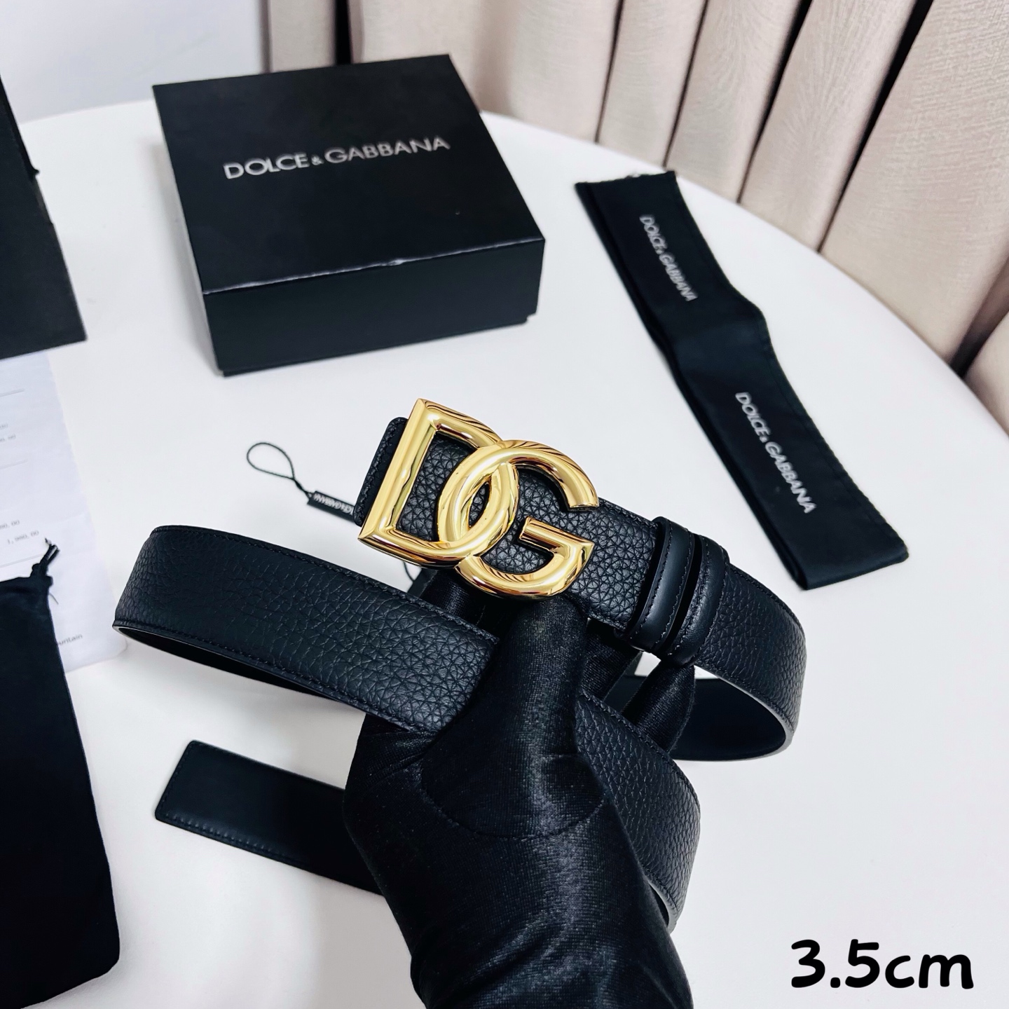 DG 新款 以甄选小牛皮精制的品牌标识腰带,为造型增添鲜明格调。 • 黑色 • 腰带宽度 3.5 厘米 • DG 交叉标 DG 新款 以甄选小牛皮精制的品牌标识腰带,为造型增添鲜明格调。 • 黑色 • 腰带宽度 3.5 厘米 • DG 交叉标