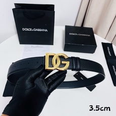 DG 新款 以甄选小牛皮精制的品牌标识腰带,为造型增添鲜明格调。 • 黑色 • 腰带宽度 3.5 厘米 • DG 交叉标 DG 新款 以甄选小牛皮精制的品牌标识腰带,为造型增添鲜明格调。 • 黑色 • 腰带宽度 3.5 厘米 • DG 交叉标