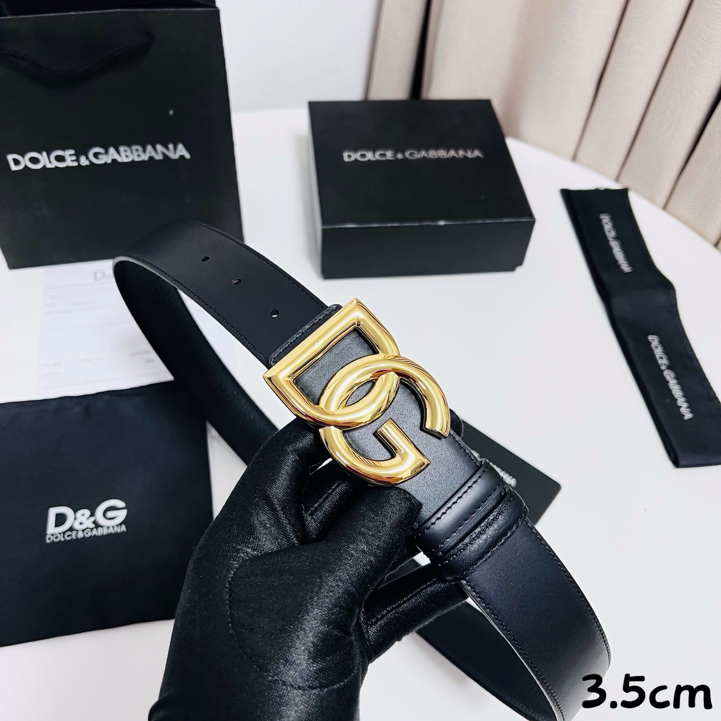 DG 新款 以甄选小牛皮精制的品牌标识腰带,为造型增添鲜明格调。 • 黑色 • 腰带宽度 3.5 厘米 • DG 交叉标 DG 新款 以甄选小牛皮精制的品牌标识腰带,为造型增添鲜明格调。 • 黑色 • 腰带宽度 3.5 厘米 • DG 交叉标