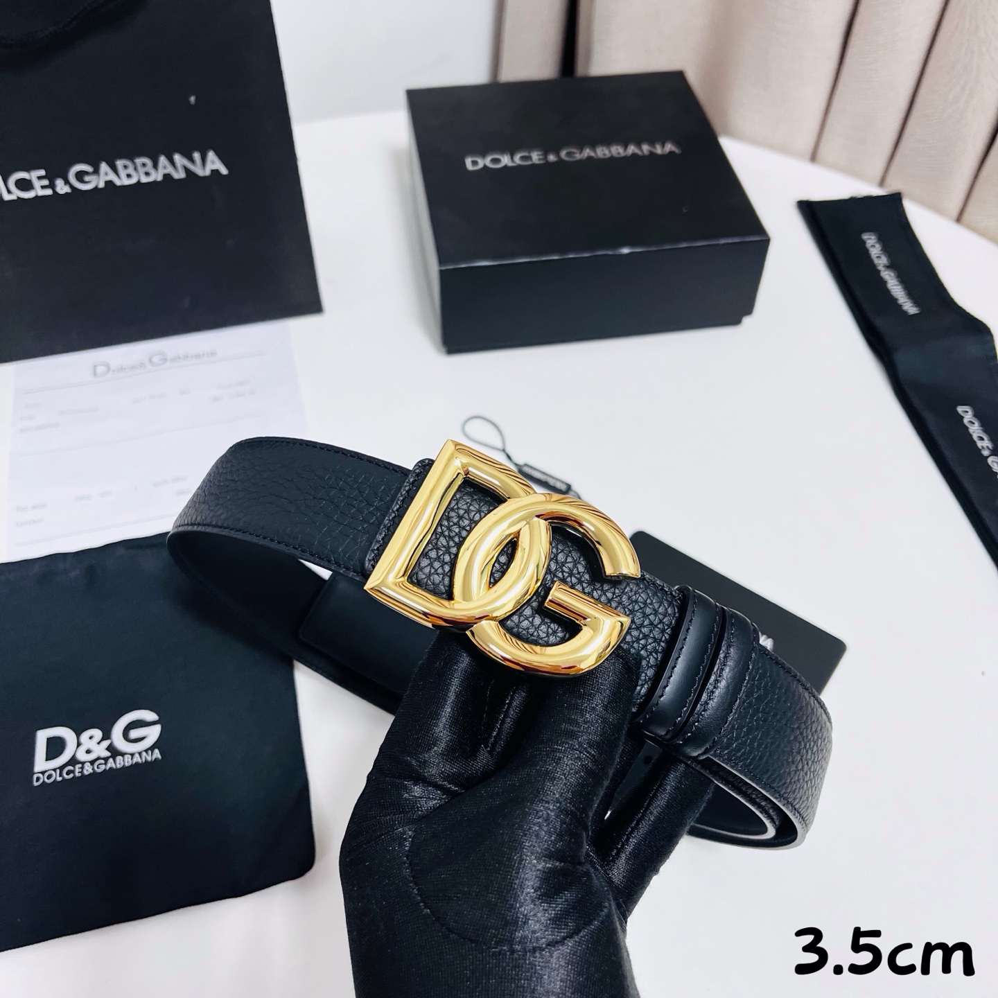 DG 新款 以甄选小牛皮精制的品牌标识腰带,为造型增添鲜明格调。 • 黑色 • 腰带宽度 3.5 厘米 • DG 交叉标 DG 新款 以甄选小牛皮精制的品牌标识腰带,为造型增添鲜明格调。 • 黑色 • 腰带宽度 3.5 厘米 • DG 交叉标