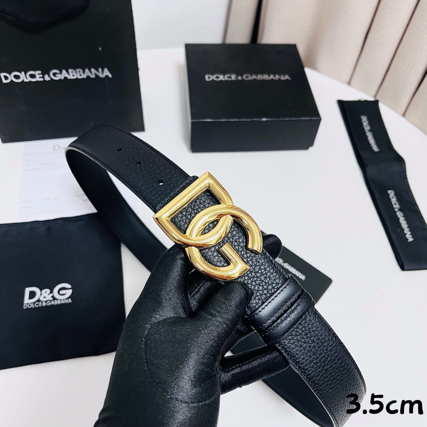 DG 新款 以甄选小牛皮精制的品牌标识腰带,为造型增添鲜明格调。 • 黑色 • 腰带宽度 3.5 厘米 • DG 交叉标 DG 新款 以甄选小牛皮精制的品牌标识腰带,为造型增添鲜明格调。 • 黑色 • 腰带宽度 3.5 厘米 • DG 交叉标