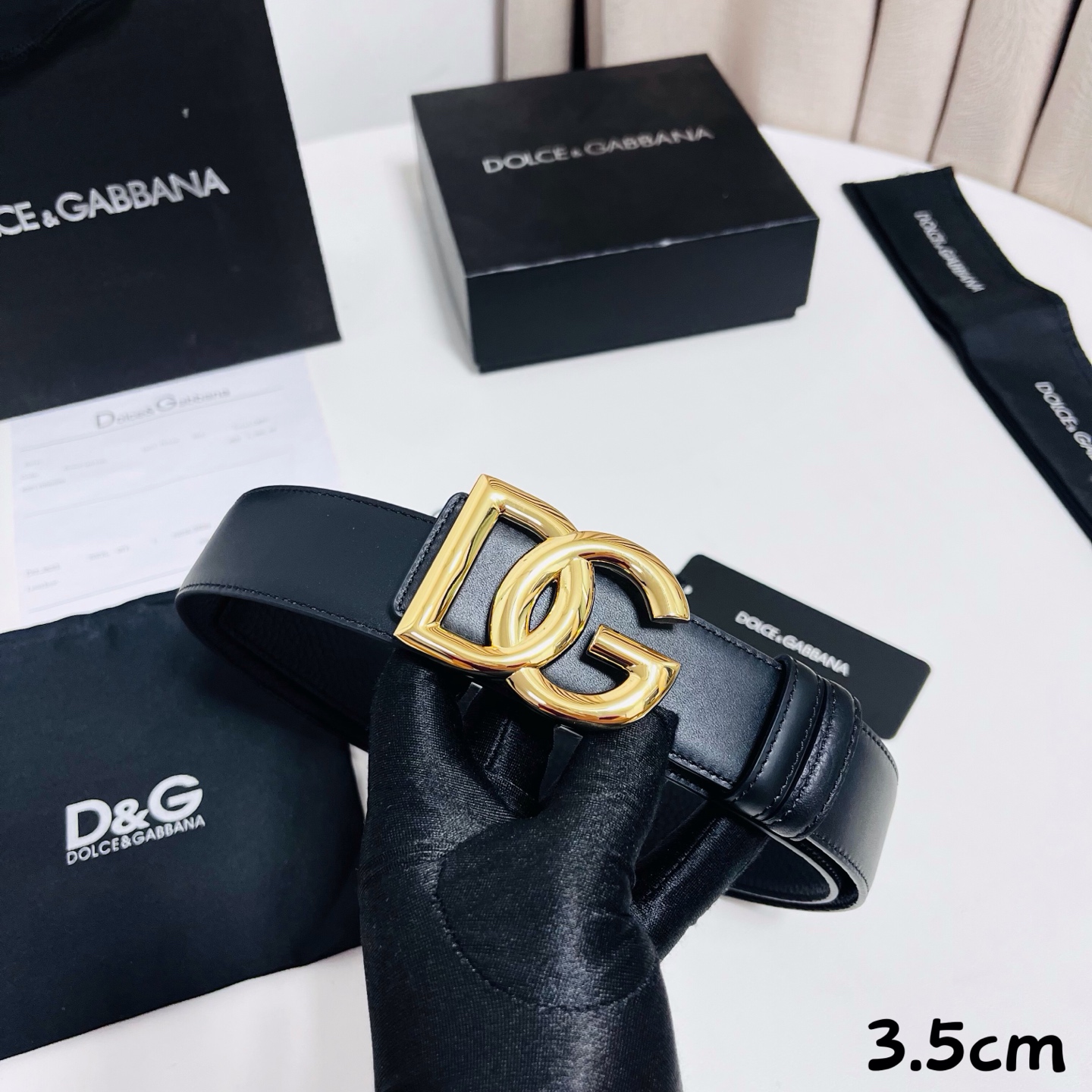 DG 新款 以甄选小牛皮精制的品牌标识腰带,为造型增添鲜明格调。 • 黑色 • 腰带宽度 3.5 厘米 • DG 交叉标 DG 新款 以甄选小牛皮精制的品牌标识腰带,为造型增添鲜明格调。 • 黑色 • 腰带宽度 3.5 厘米 • DG 交叉标