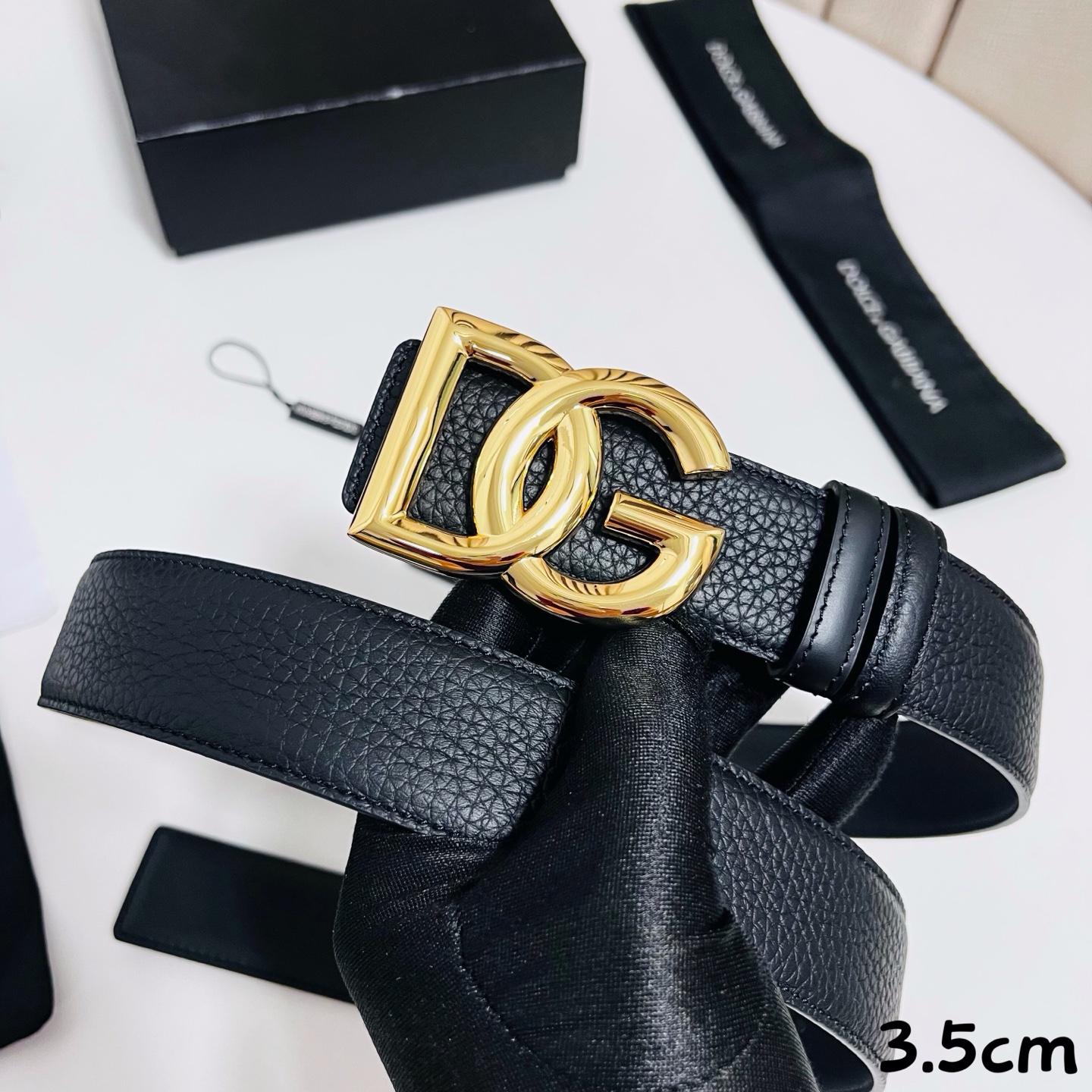 DG 新款 以甄选小牛皮精制的品牌标识腰带,为造型增添鲜明格调。 • 黑色 • 腰带宽度 3.5 厘米 • DG 交叉标 DG 新款 以甄选小牛皮精制的品牌标识腰带,为造型增添鲜明格调。 • 黑色 • 腰带宽度 3.5 厘米 • DG 交叉标