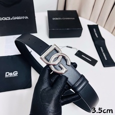 DG 新款 以甄选小牛皮精制的品牌标识腰带,为造型增添鲜明格调。 • 黑色 • 腰带宽度 3.5 厘米 • DG 交叉标 DG 新款 以甄选小牛皮精制的品牌标识腰带,为造型增添鲜明格调。 • 黑色 • 腰带宽度 3.5 厘米 • DG 交叉标