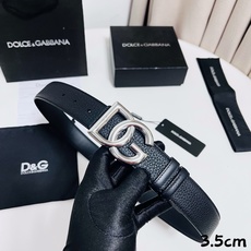 DG 新款 以甄选小牛皮精制的品牌标识腰带,为造型增添鲜明格调。 • 黑色 • 腰带宽度 3.5 厘米 • DG 交叉标 DG 新款 以甄选小牛皮精制的品牌标识腰带,为造型增添鲜明格调。 • 黑色 • 腰带宽度 3.5 厘米 • DG 交叉标