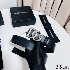 DG 新款 以甄选小牛皮精制的品牌标识腰带,为造型增添鲜明格调。 • 黑色 • 腰带宽度 3.5 厘米 • DG 交叉标 DG 新款 以甄选小牛皮精制的品牌标识腰带,为造型增添鲜明格调。 • 黑色 • 腰带宽度 3.5 厘米 • DG 交叉标