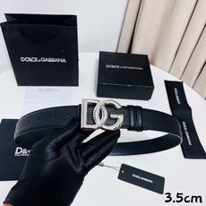 DG 新款 以甄选小牛皮精制的品牌标识腰带,为造型增添鲜明格调。 • 黑色 • 腰带宽度 3.5 厘米 • DG 交叉标 DG 新款 以甄选小牛皮精制的品牌标识腰带,为造型增添鲜明格调。 • 黑色 • 腰带宽度 3.5 厘米 • DG 交叉标