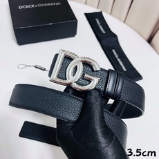 DG 新款 以甄选小牛皮精制的品牌标识腰带,为造型增添鲜明格调。 • 黑色 • 腰带宽度 3.5 厘米 • DG 交叉标 DG 新款 以甄选小牛皮精制的品牌标识腰带,为造型增添鲜明格调。 • 黑色 • 腰带宽度 3.5 厘米 • DG 交叉标