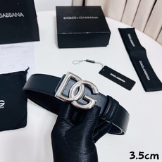 DG 新款 以甄选小牛皮精制的品牌标识腰带,为造型增添鲜明格调。 • 黑色 • 腰带宽度 3.5 厘米 • DG 交叉标 DG 新款 以甄选小牛皮精制的品牌标识腰带,为造型增添鲜明格调。 • 黑色 • 腰带宽度 3.5 厘米 • DG 交叉标