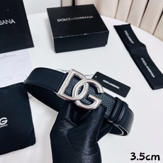 DG 新款 以甄选小牛皮精制的品牌标识腰带,为造型增添鲜明格调。 • 黑色 • 腰带宽度 3.5 厘米 • DG 交叉标 DG 新款 以甄选小牛皮精制的品牌标识腰带,为造型增添鲜明格调。 • 黑色 • 腰带宽度 3.5 厘米 • DG 交叉标