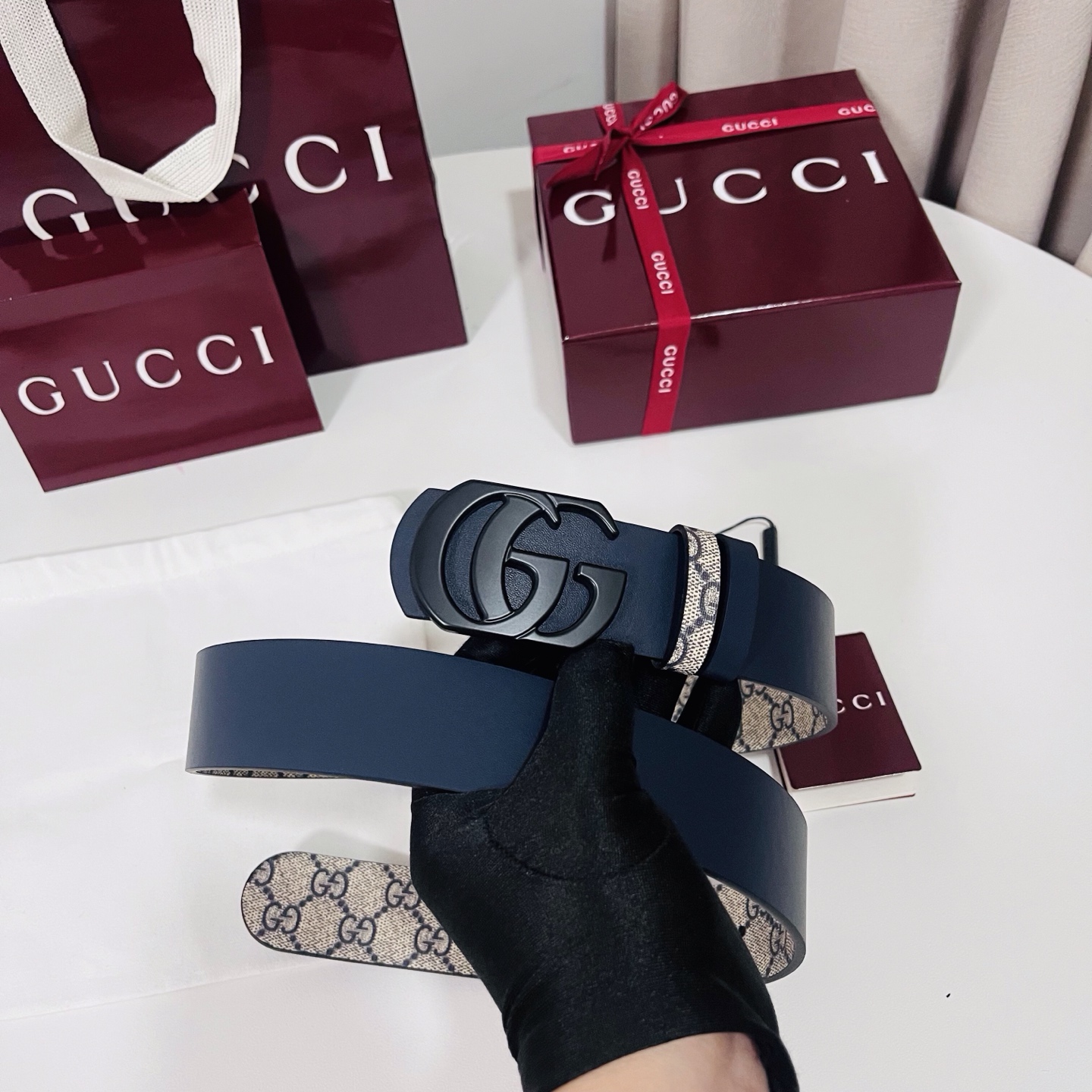 Gucci 新款 Primavera系列通过融合创新与务实的愿景，确立了廓形、质地与材质的新语汇。男士腰带以全新配色焕新