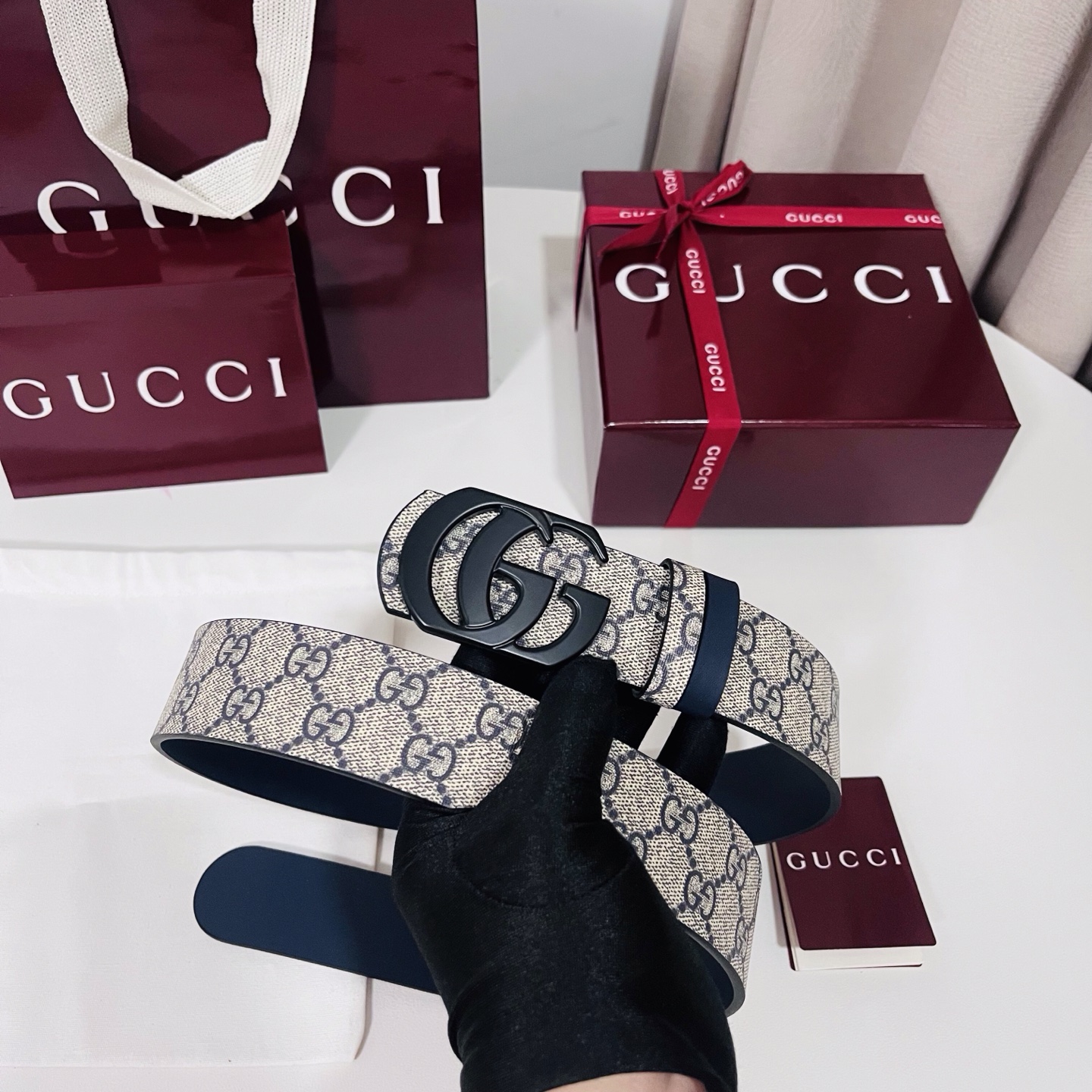 Gucci 新款 Primavera系列通过融合创新与务实的愿景，确立了廓形、质地与材质的新语汇。男士腰带以全新配色焕新