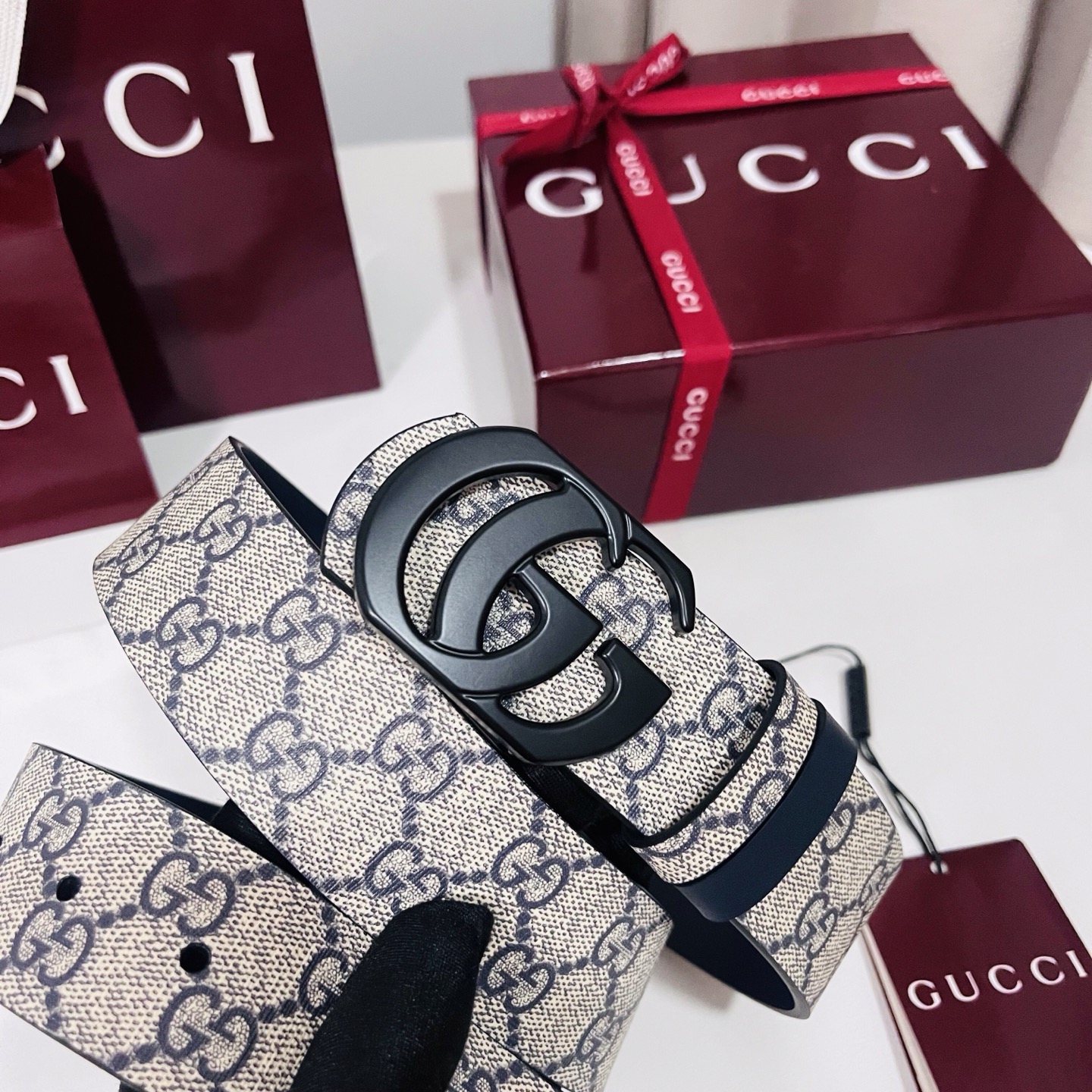 Gucci 新款 Primavera系列通过融合创新与务实的愿景，确立了廓形、质地与材质的新语汇。男士腰带以全新配色焕新