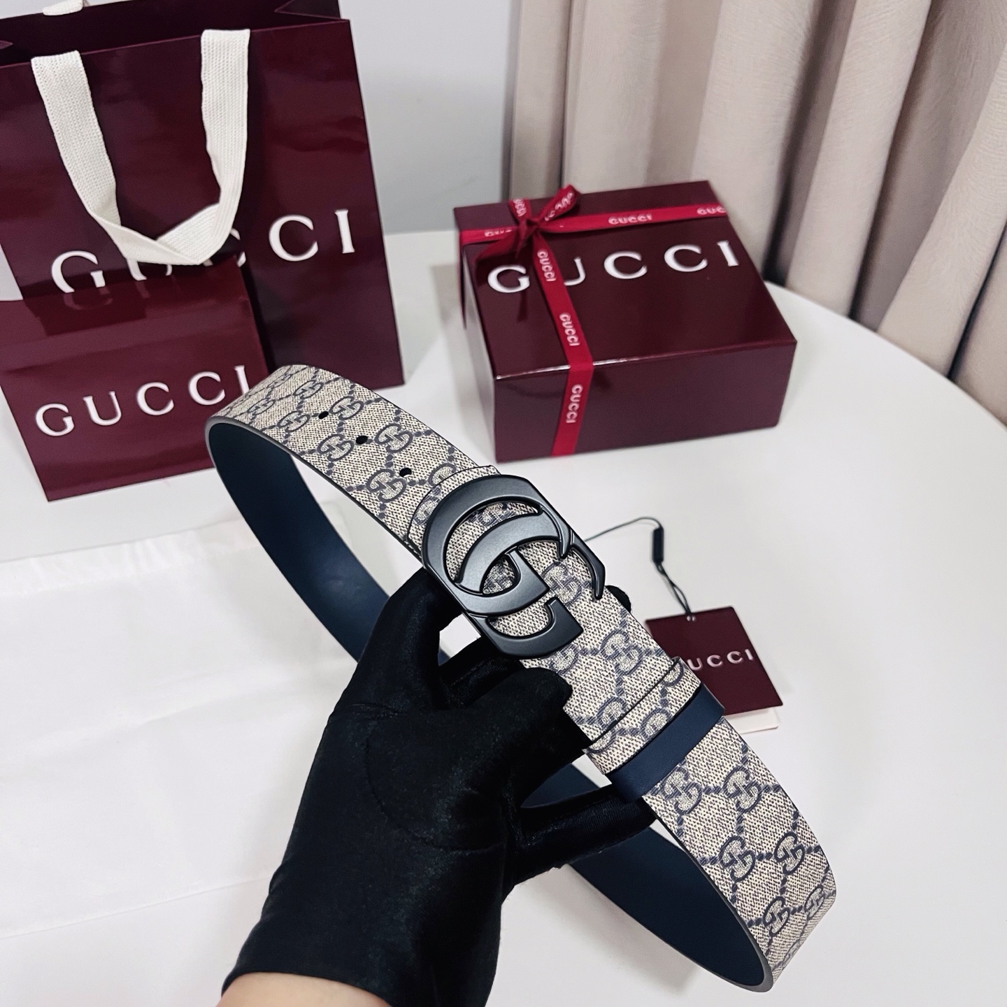 Gucci 新款 Primavera系列通过融合创新与务实的愿景，确立了廓形、质地与材质的新语汇。男士腰带以全新配色焕新