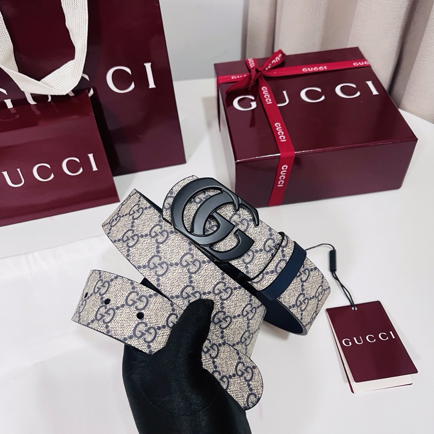 Gucci 新款 Primavera系列通过融合创新与务实的愿景，确立了廓形、质地与材质的新语汇。男士腰带以全新配色焕新